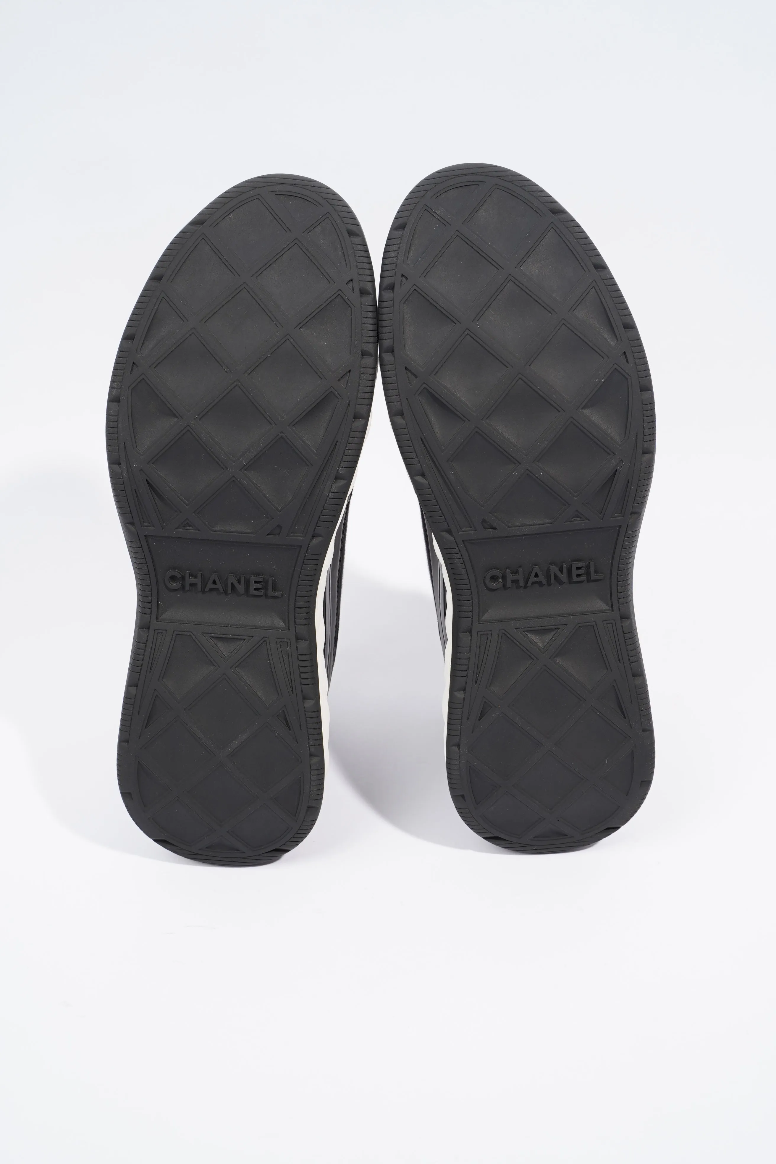 Chanel CC Logo Black   White EU 40   UK 7