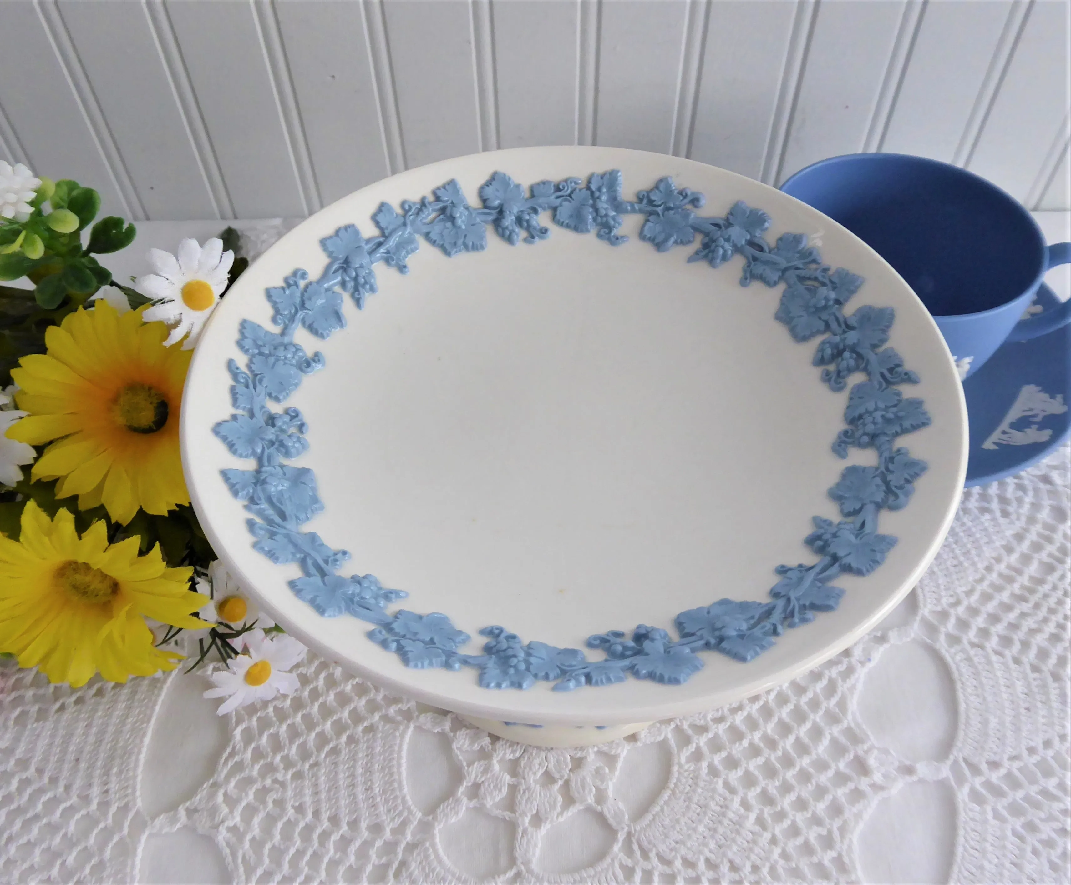 Embossed Queen's Ware Wedgwood Pedestal Dish Compote Tazza 1960s Server Grapevines