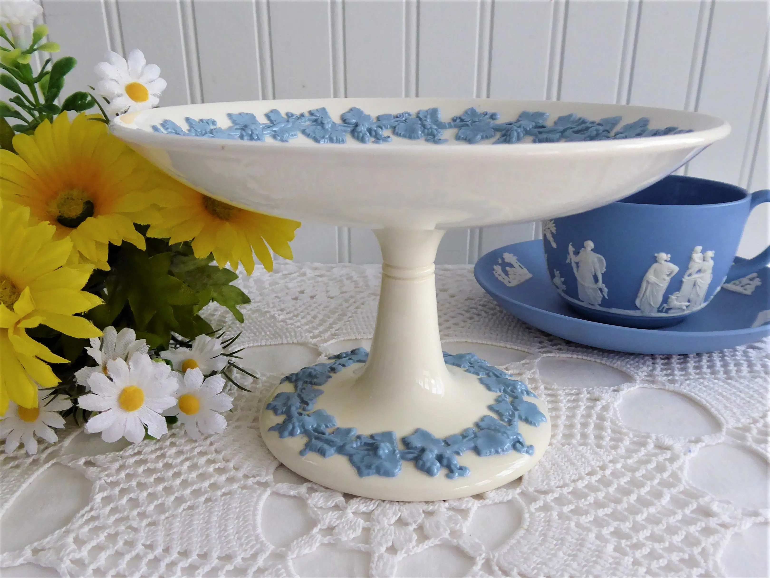 Embossed Queen's Ware Wedgwood Pedestal Dish Compote Tazza 1960s Server Grapevines