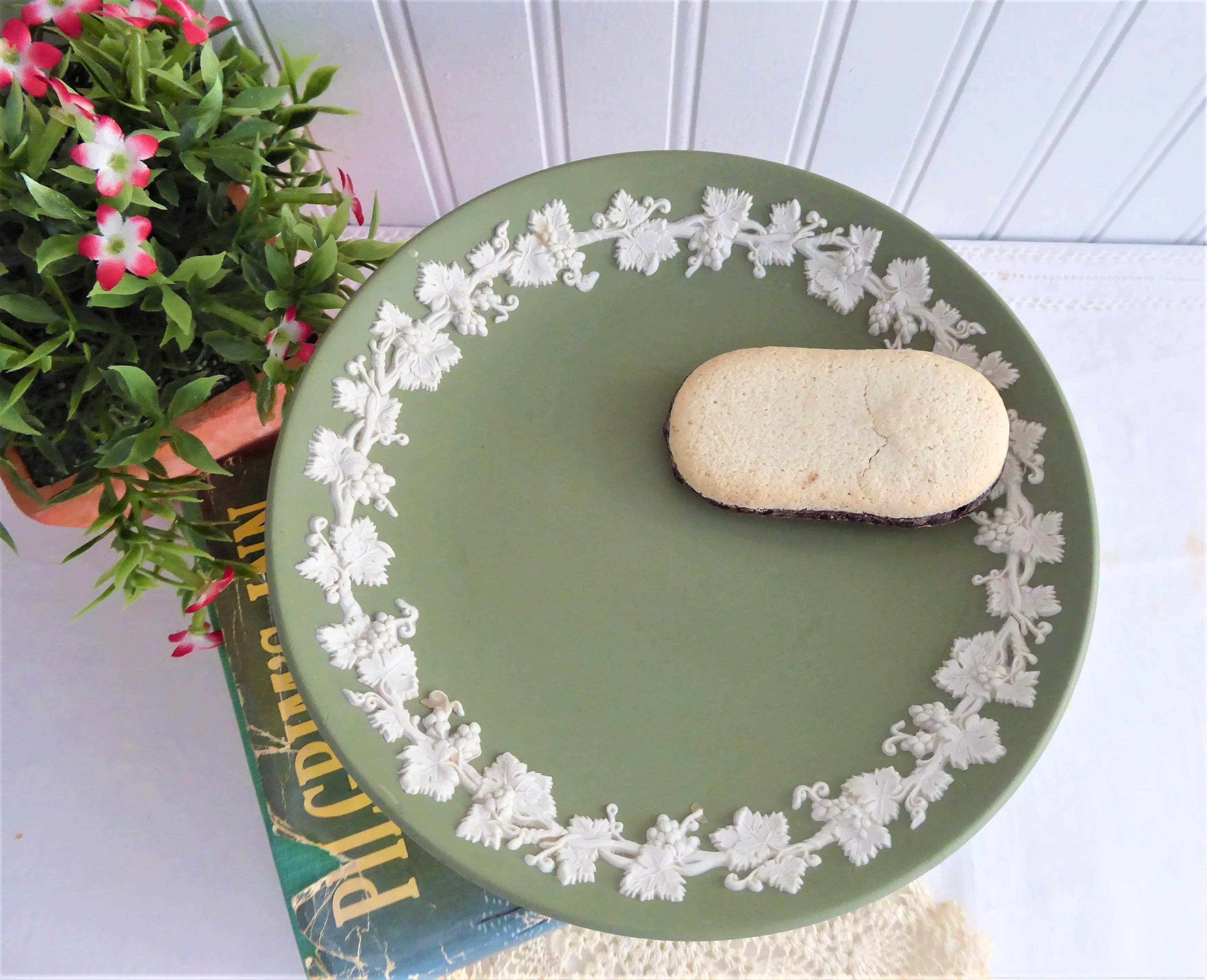 Green Jasperware Wedgwood Pedestal Dish Compote Tazza 1963 Server Grapevines