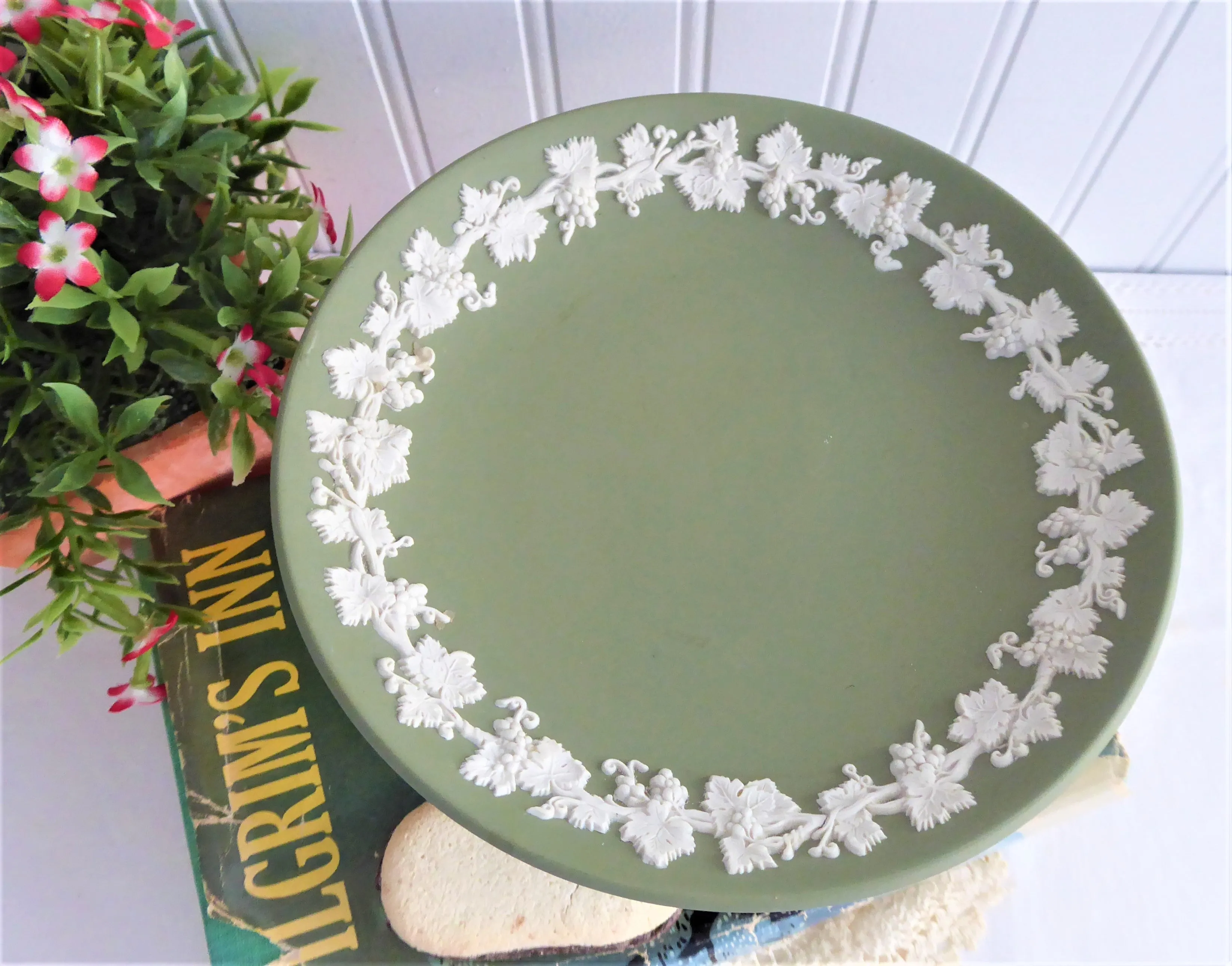Green Jasperware Wedgwood Pedestal Dish Compote Tazza 1963 Server Grapevines